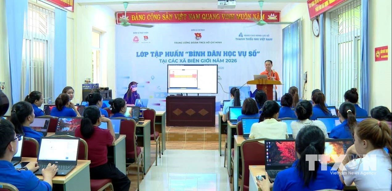 Cán bộ cơ sở, giáo viên, đoàn viên, thanh niên và các lực lượng trên địa bàn xã biên giới Tuyên Lâm (Quảng Trị) tích cực học tập, nâng cao năng lực, kỹ năng số. (Ảnh: Võ Dung/TTXVN)